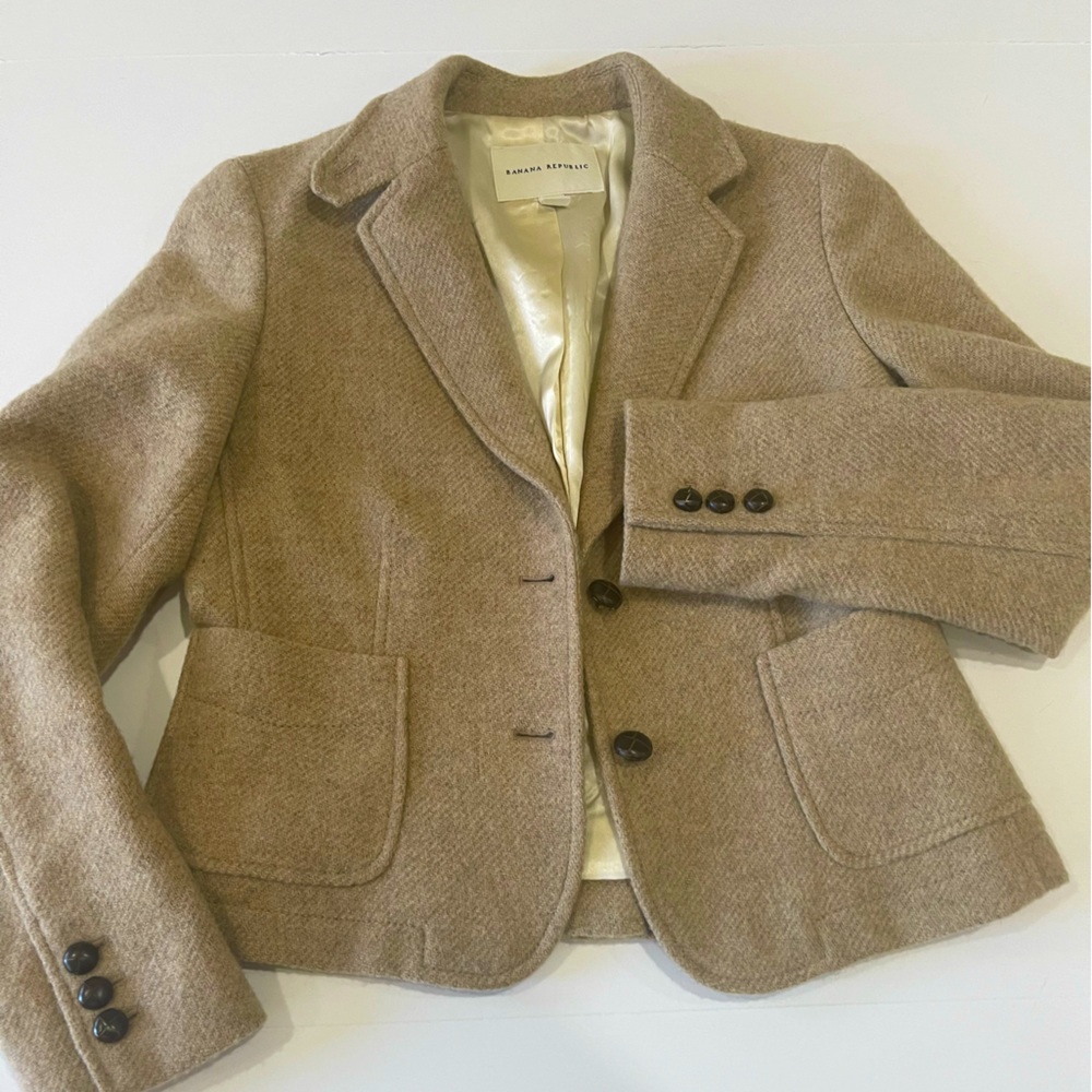 Banana Republic wool blend camel color blazer size 6P excellent condition